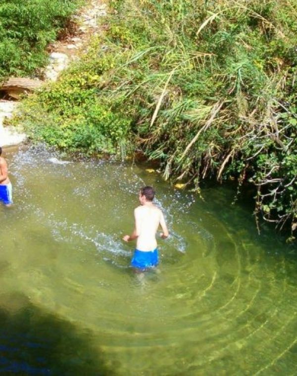 תמונה של נחל כזיב: בין בריכות קרירות למבצר - למטייל בישראל (טיולי)